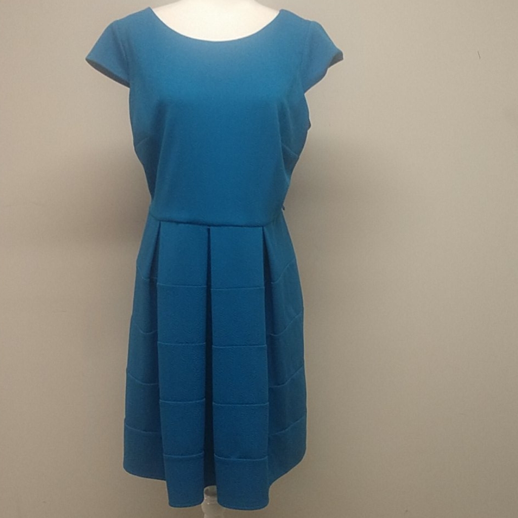 Liz Claiborne Short Sleeve Dress In A Stunning Blue Hue